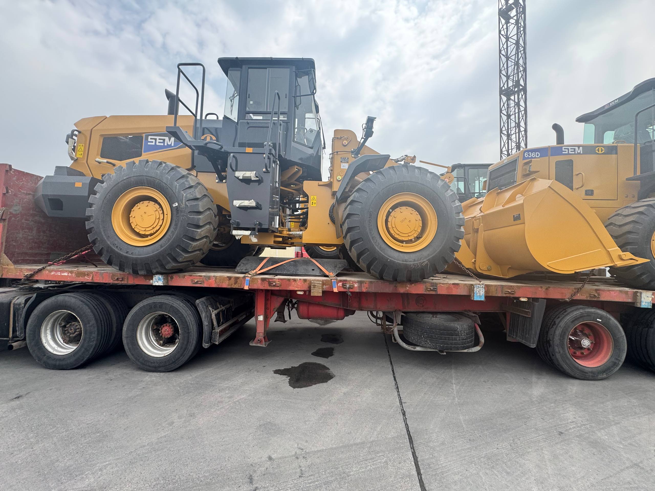 CN-UZ Khorgos — SEM wheel loader secured for transport
