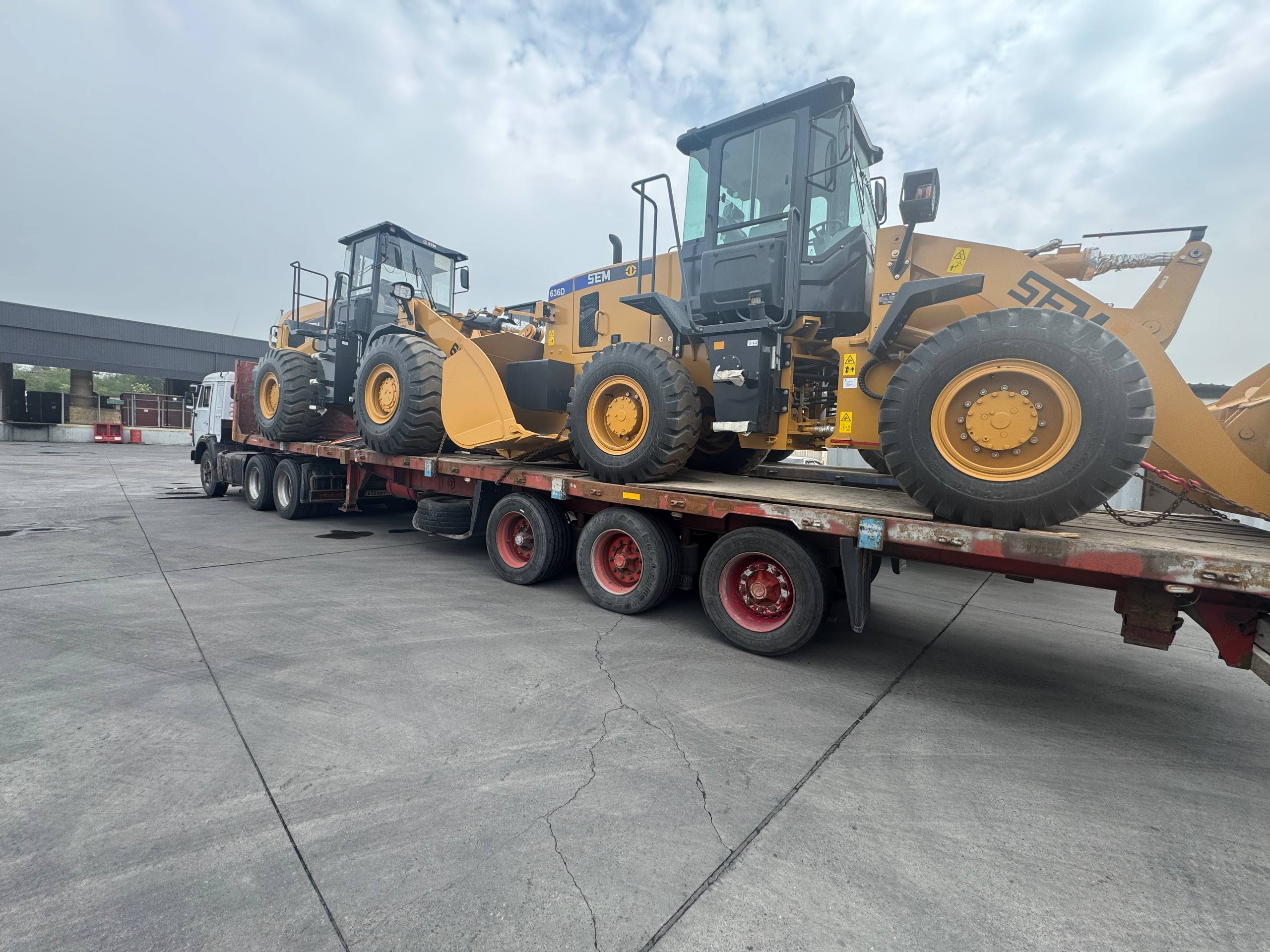 CN-UZ Khorgos — SEM wheel loaders on a transport trailer