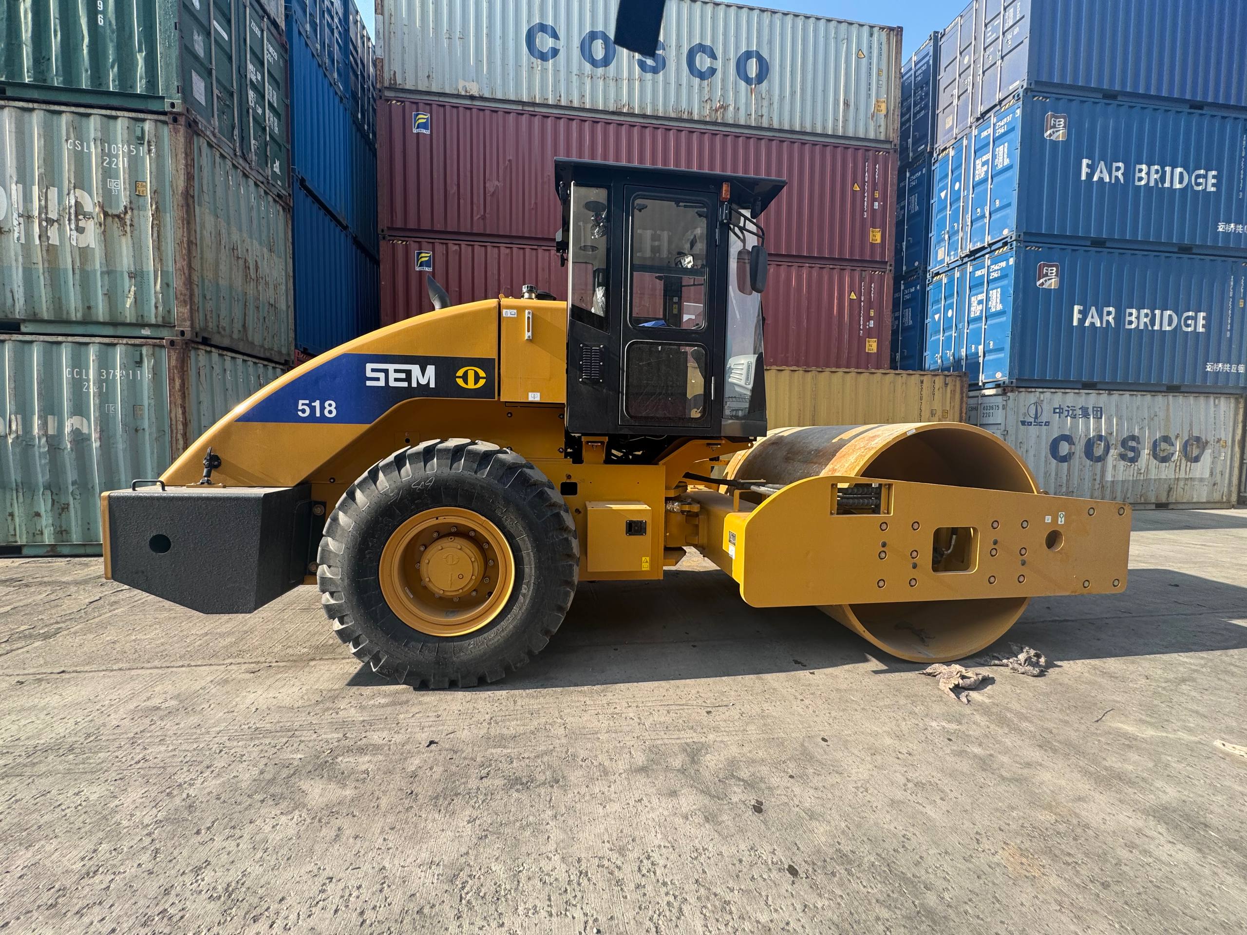 CN-UZ Khorgos — SEM 518 road roller in container yard